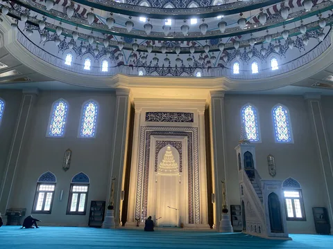 The interior of Çanakkale Onsekiz Mart Üniversite Camisi