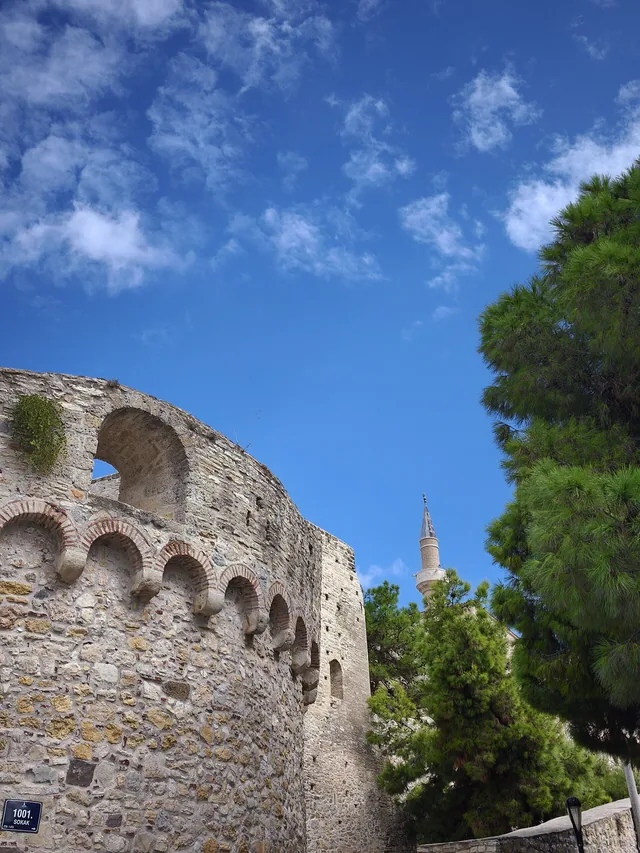Çeşme Kalesi ve Camii