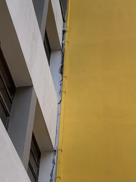 Ege Üniversitesi Kütüphanesi Bina bloklarının ayrışması