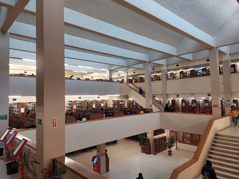 Boğaziçi Üniversitesi Aptullah Kuran Kütüphanesi binasının iç holü 03, İstanbul
